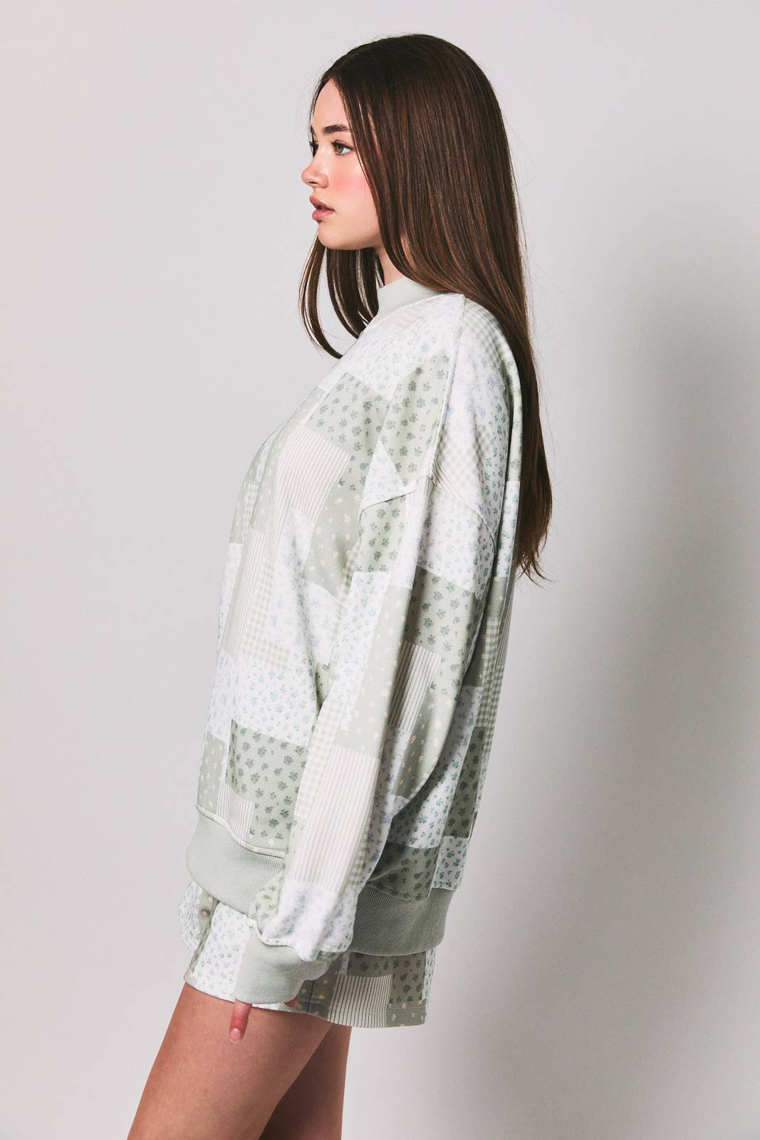 LONG SLEEVE MOCK NECK PATCH WORK PRINT SWEATSHIRT: SAGE-MULTI / L