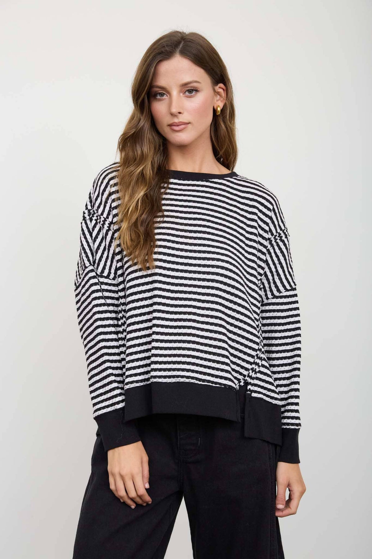 STRIPE EXPOSED SEAM SPLIT HEM LONG SLEEVE KNIT TOP : BROWN