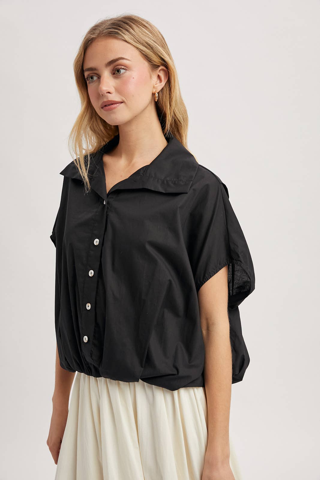 BUBBLE HEM BUTTON-UP BLOUSE / WL25-11858: BLACK