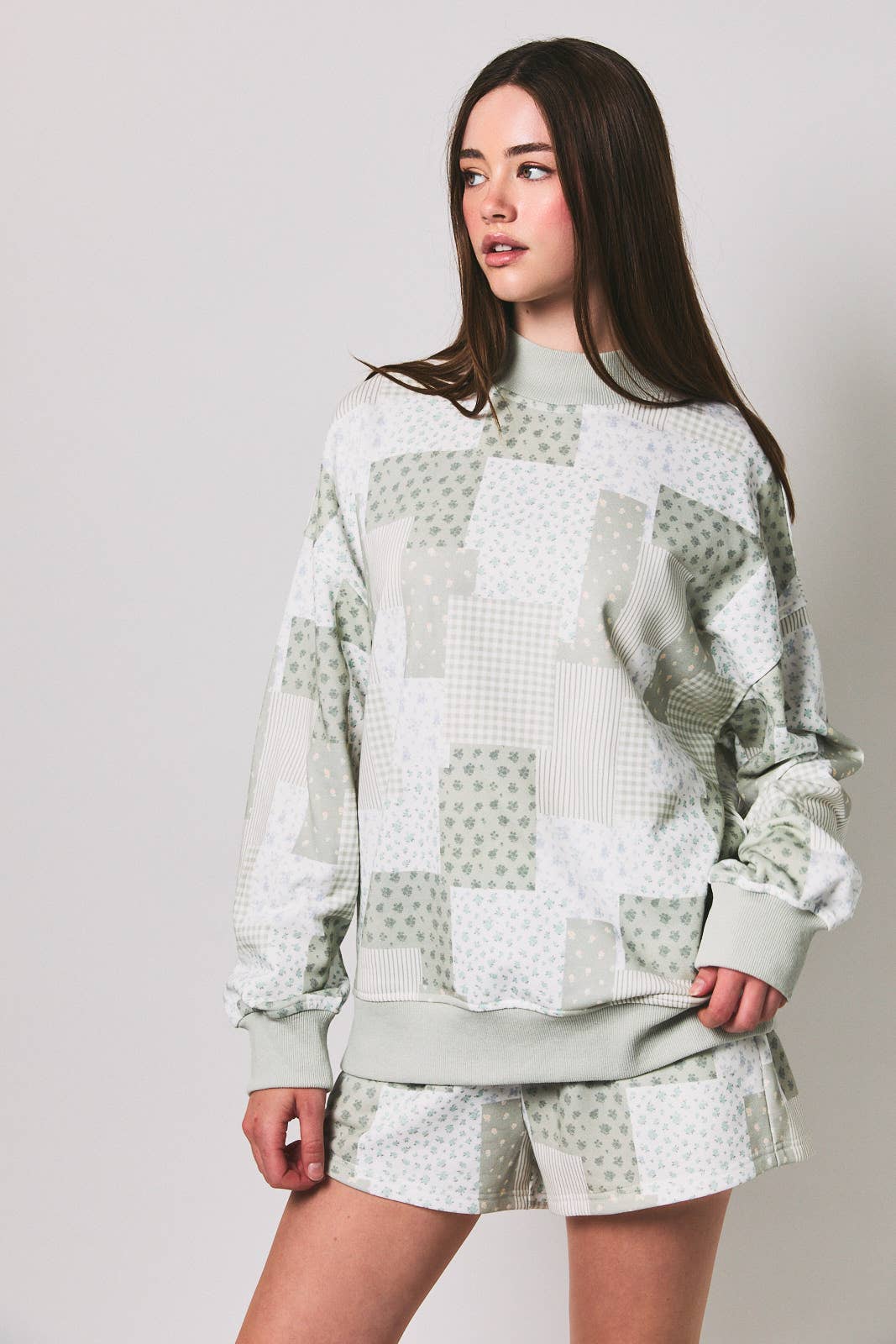 LONG SLEEVE MOCK NECK PATCH WORK PRINT SWEATSHIRT: SAGE-MULTI / L