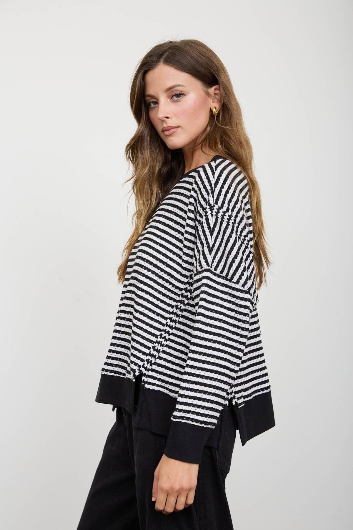 STRIPE EXPOSED SEAM SPLIT HEM LONG SLEEVE KNIT TOP : BLUE