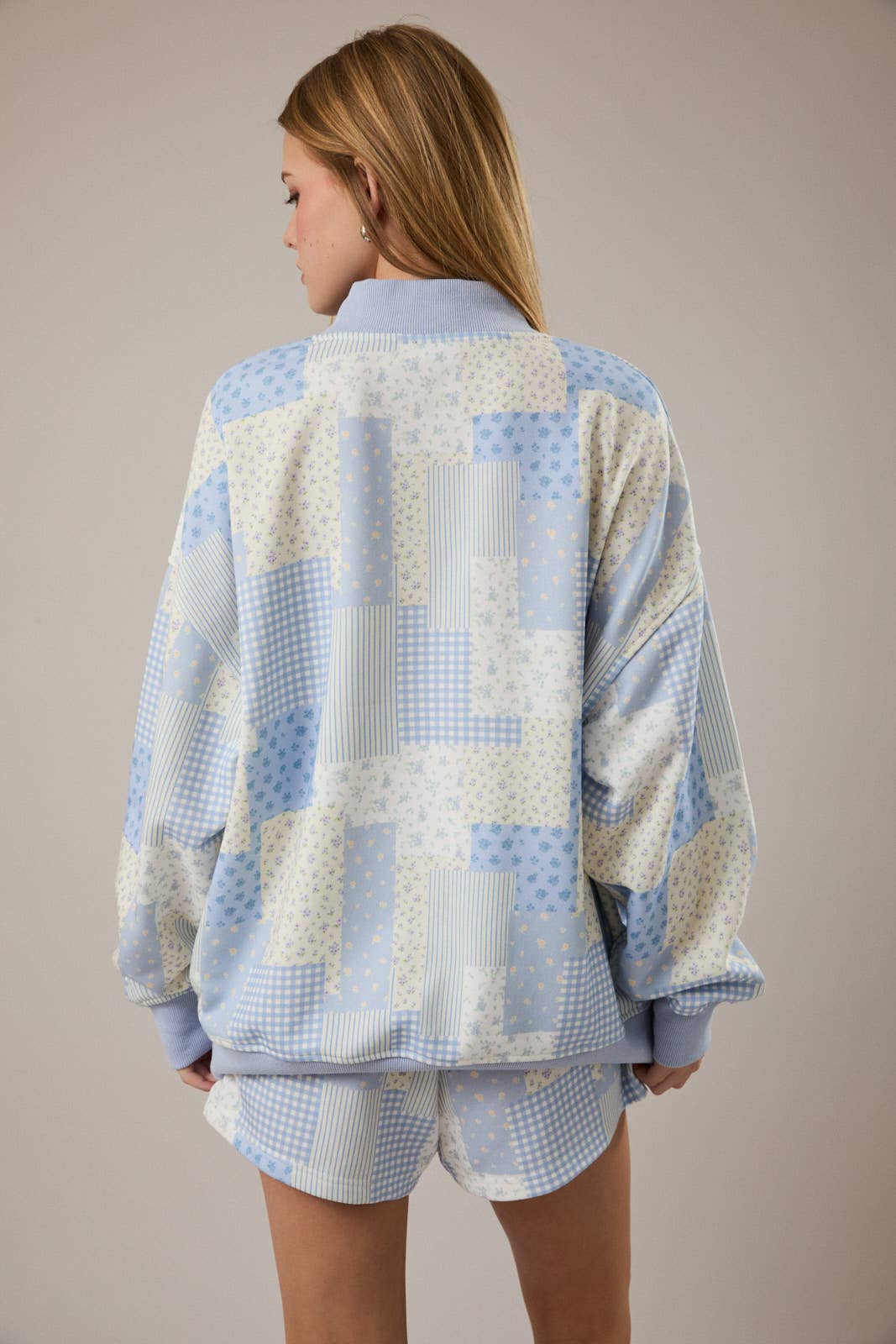 LONG SLEEVE MOCK NECK PATCH WORK PRINT SWEATSHIRT: SAGE-MULTI / L
