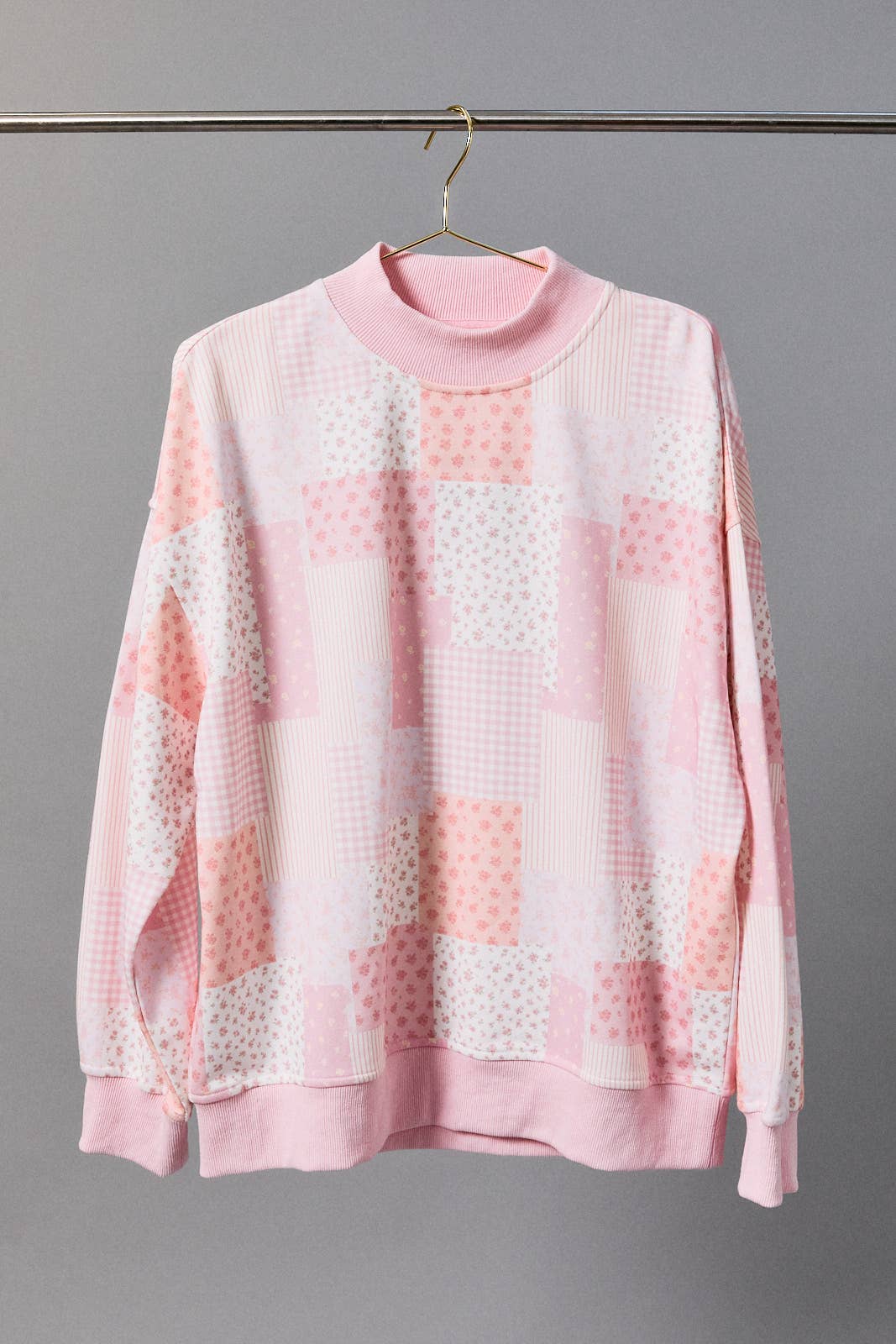 LONG SLEEVE MOCK NECK PATCH WORK PRINT SWEATSHIRT: LT PINK-MULTI / L