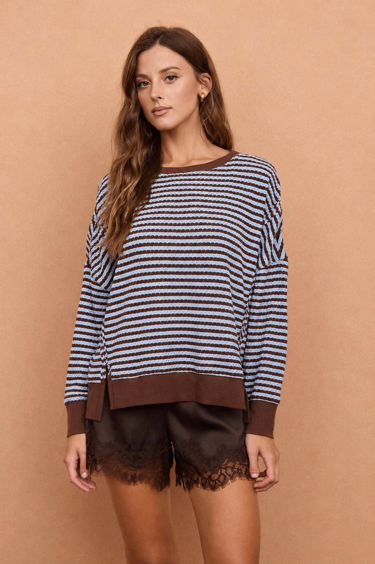 STRIPE EXPOSED SEAM SPLIT HEM LONG SLEEVE KNIT TOP : BROWN