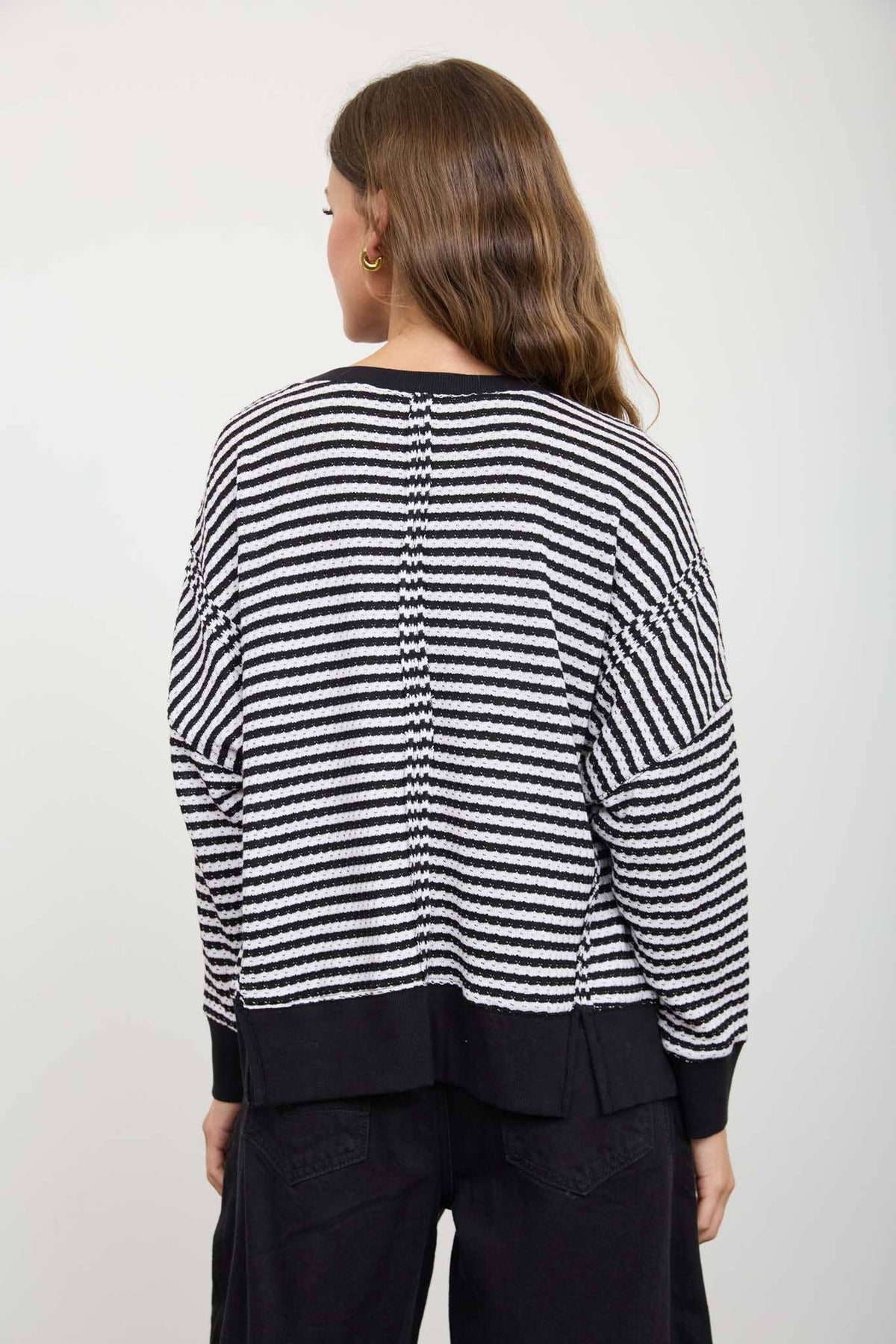 STRIPE EXPOSED SEAM SPLIT HEM LONG SLEEVE KNIT TOP : BLUE