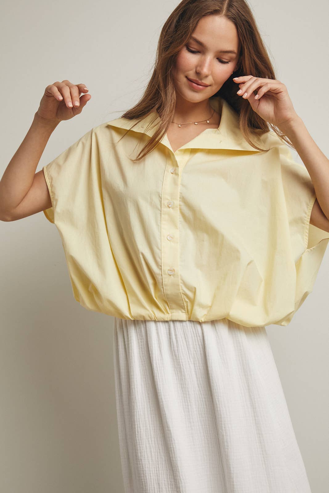 BUBBLE HEM BUTTON-UP BLOUSE / WL25-11858: BLACK
