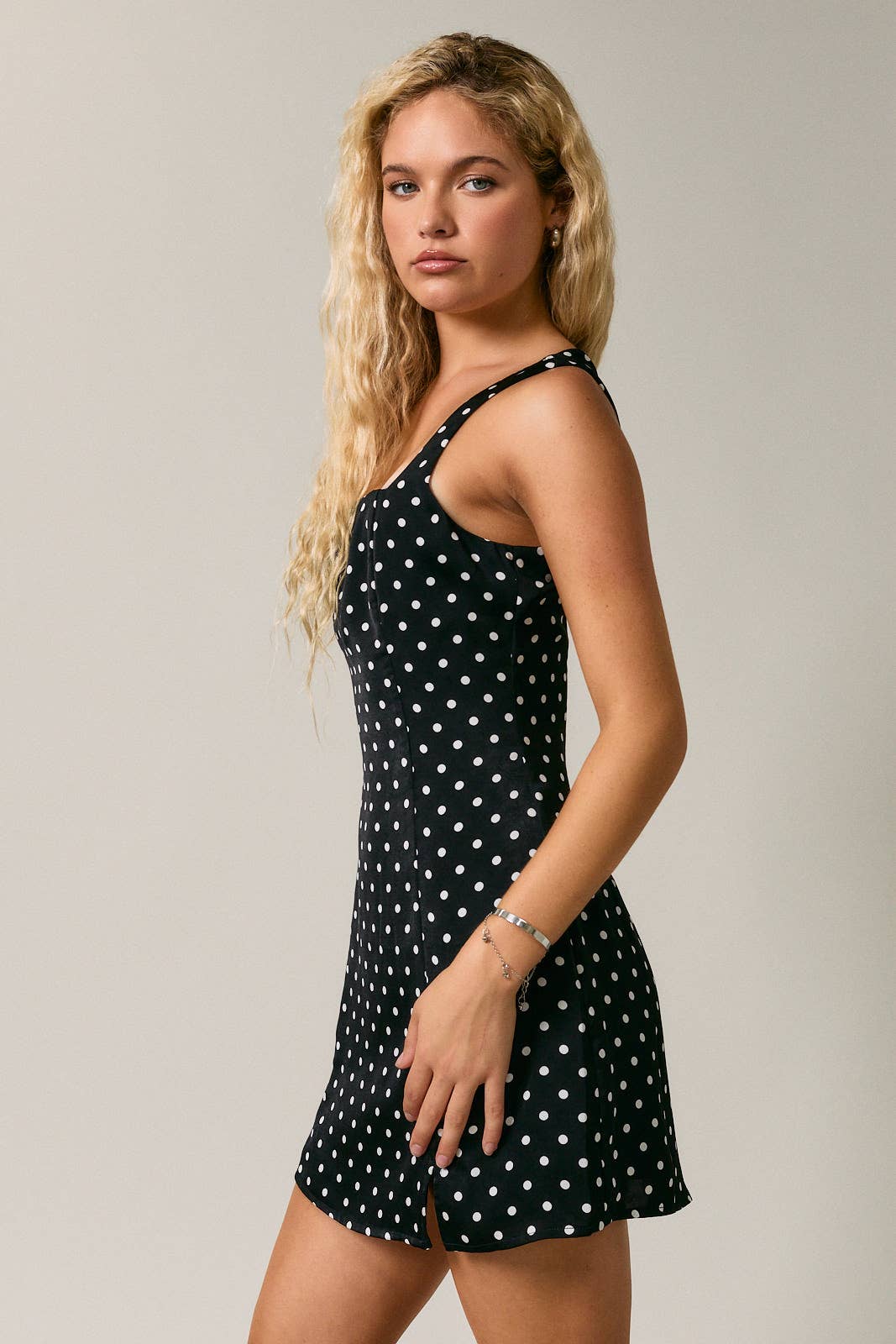 SQUARE NECK SLEEVELESS MINI DRESS: BLACK-WHITE DOT