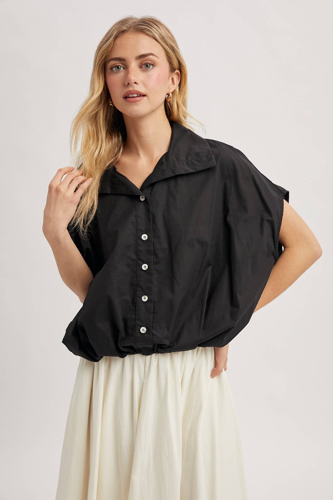 BUBBLE HEM BUTTON-UP BLOUSE / WL25-11858: BLACK