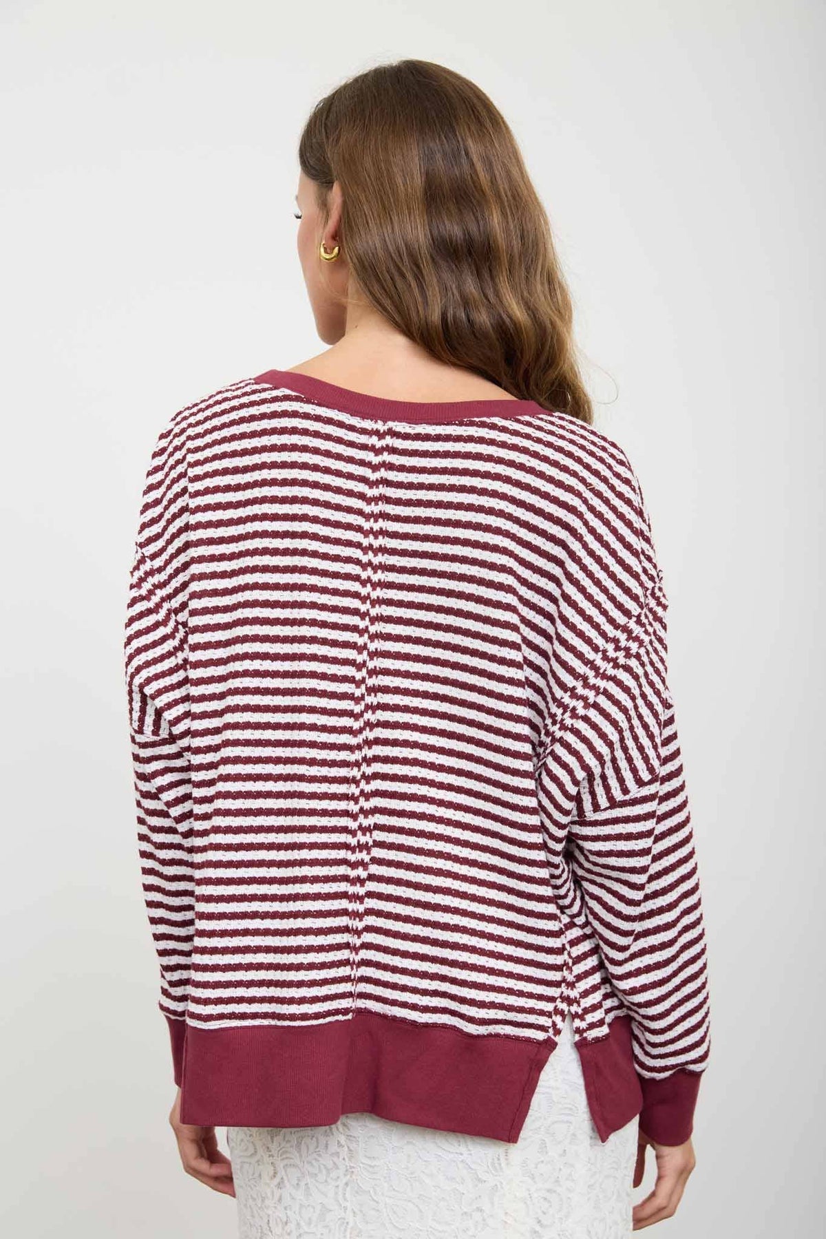 STRIPE EXPOSED SEAM SPLIT HEM LONG SLEEVE KNIT TOP : CREAM