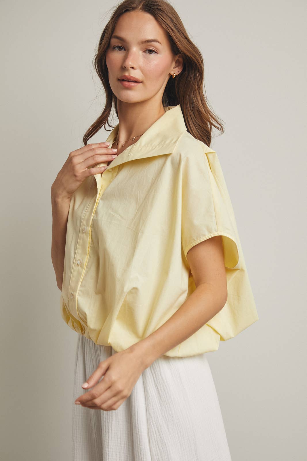 BUBBLE HEM BUTTON-UP BLOUSE / WL25-11858: BLACK