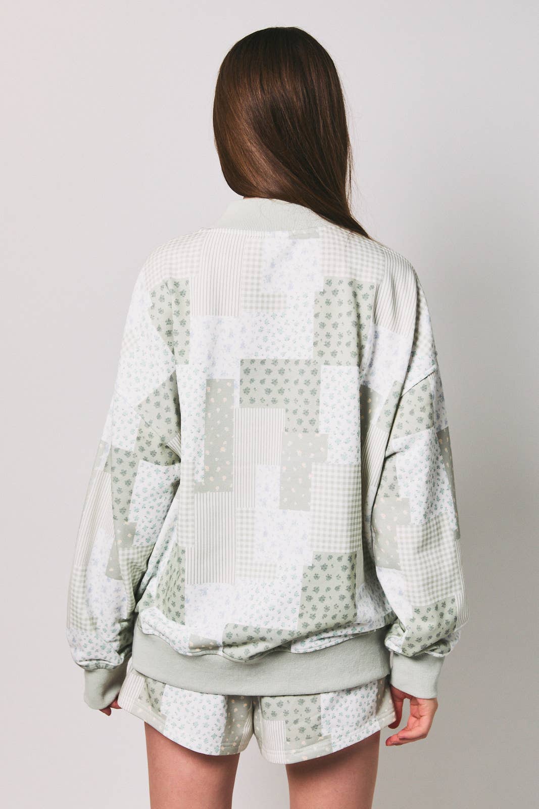 LONG SLEEVE MOCK NECK PATCH WORK PRINT SWEATSHIRT: SAGE-MULTI / L