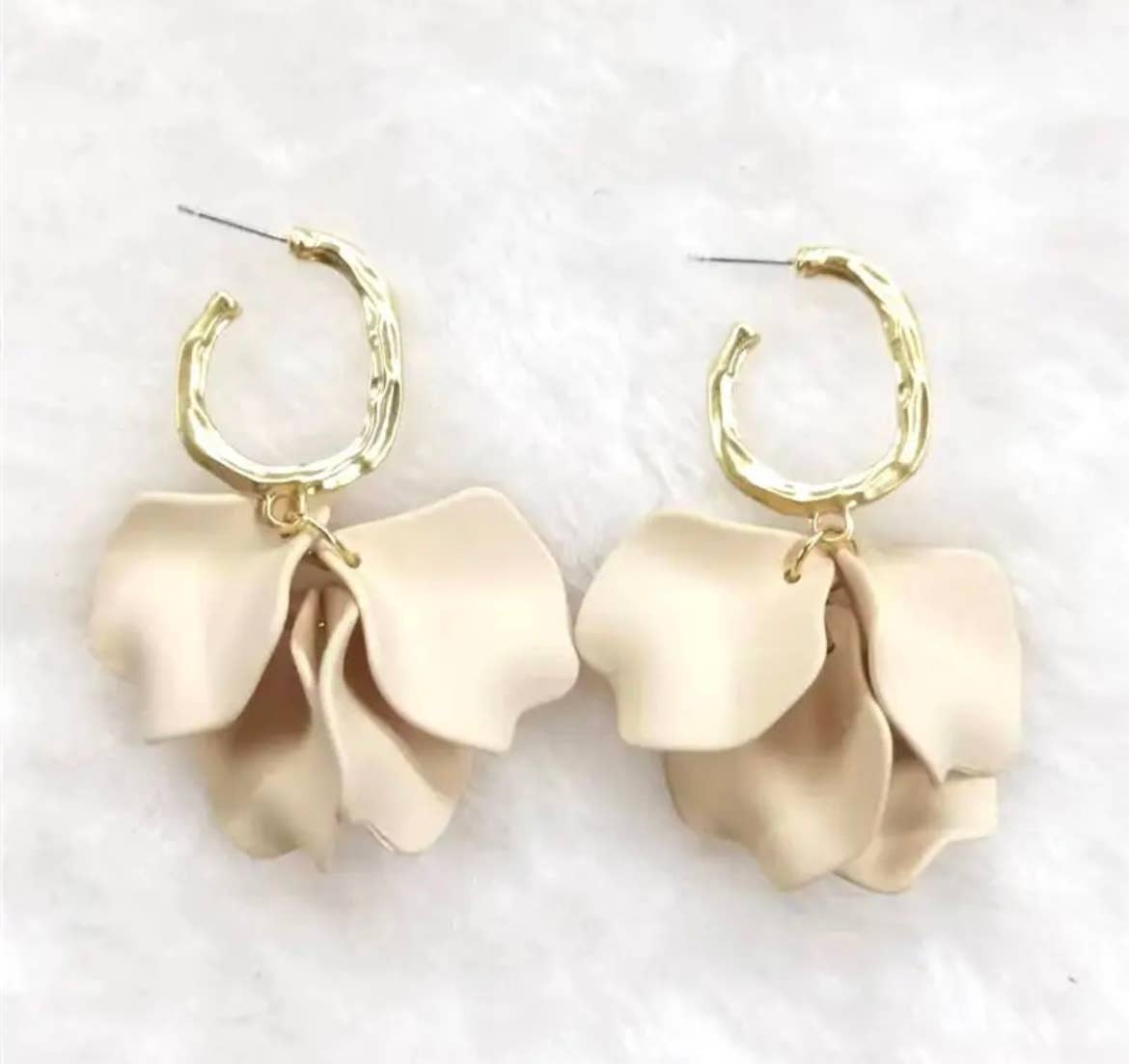 Chiffon: Cream Dangle Earring