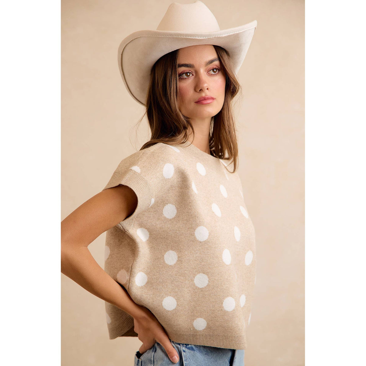 POLKA DOT KNIT SLEEVELESS TOP: BEIGE/IVORY