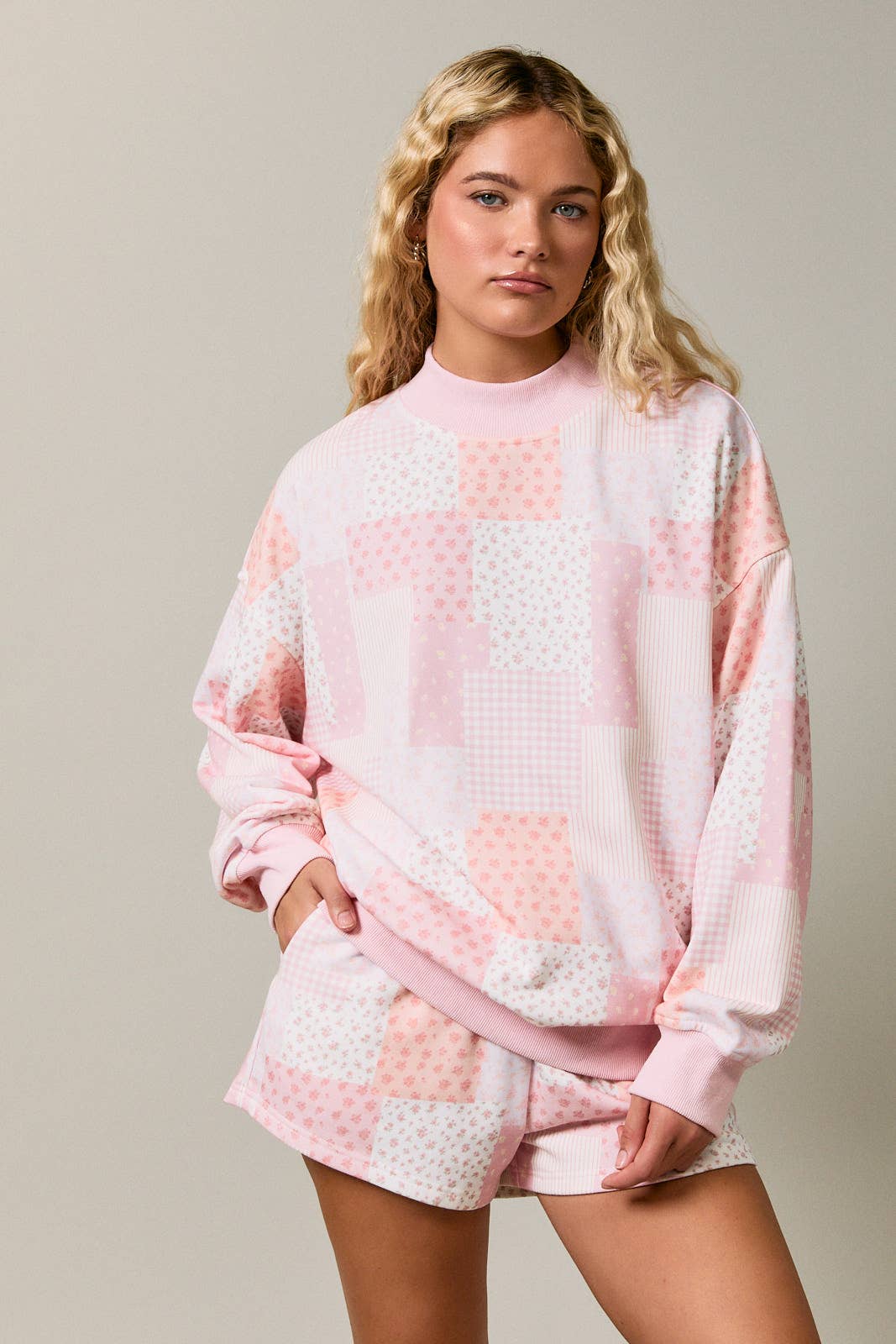 LONG SLEEVE MOCK NECK PATCH WORK PRINT SWEATSHIRT: SAGE-MULTI / L
