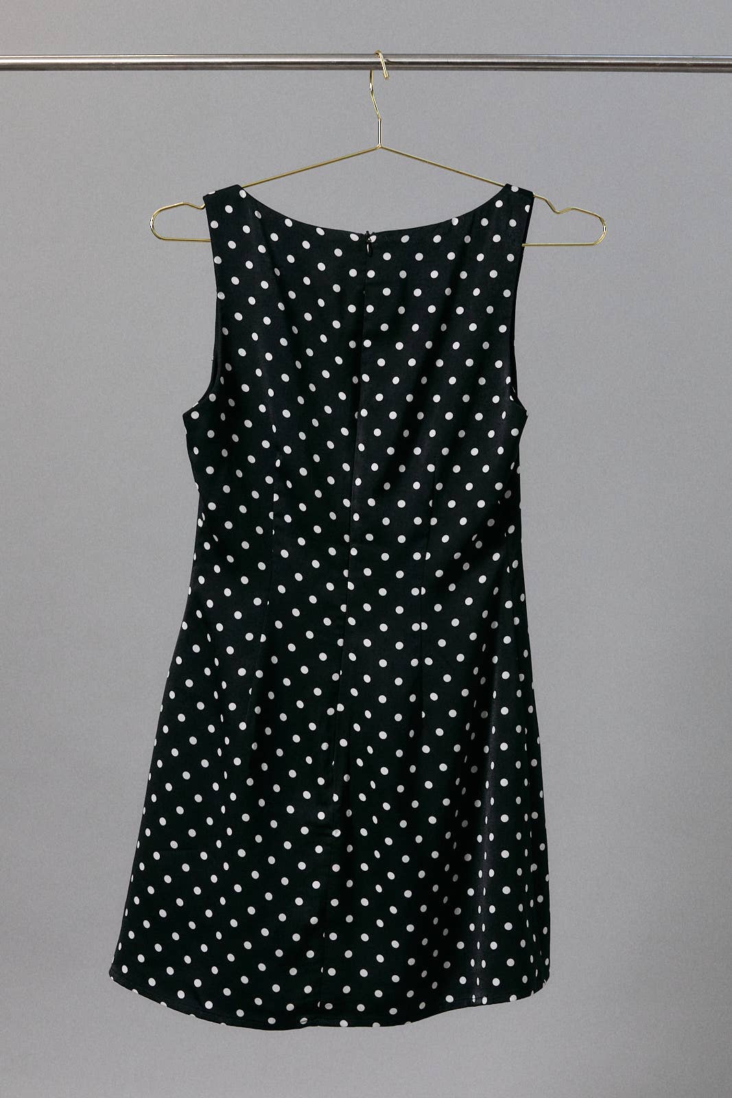 SQUARE NECK SLEEVELESS MINI DRESS: BLACK-WHITE DOT
