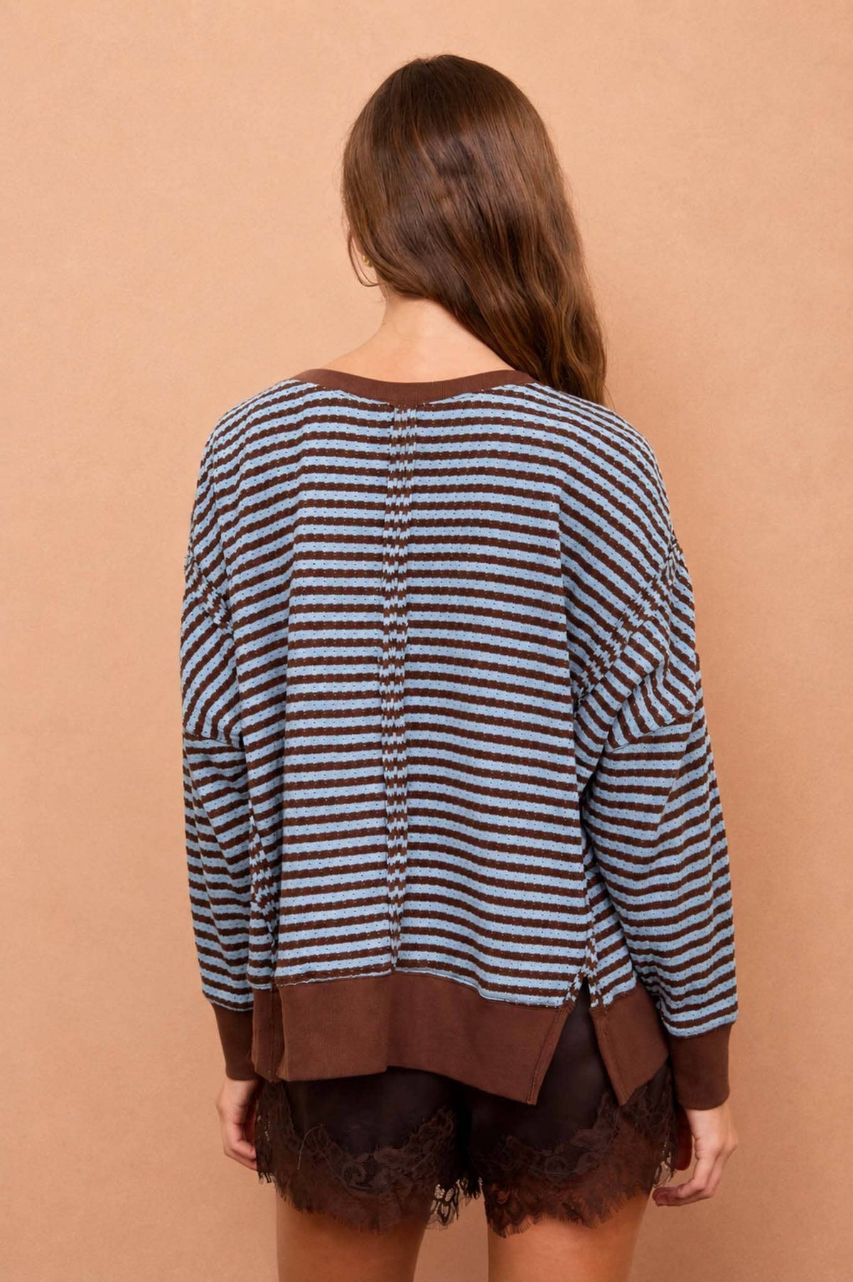 STRIPE EXPOSED SEAM SPLIT HEM LONG SLEEVE KNIT TOP : CREAM